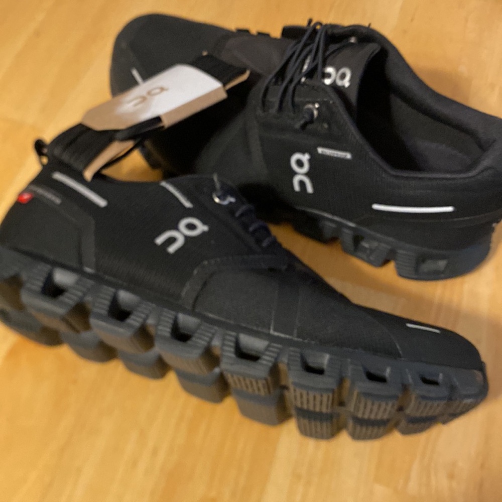 On cloud waterproof running sneaker 🖤 - Picture 4 of 8